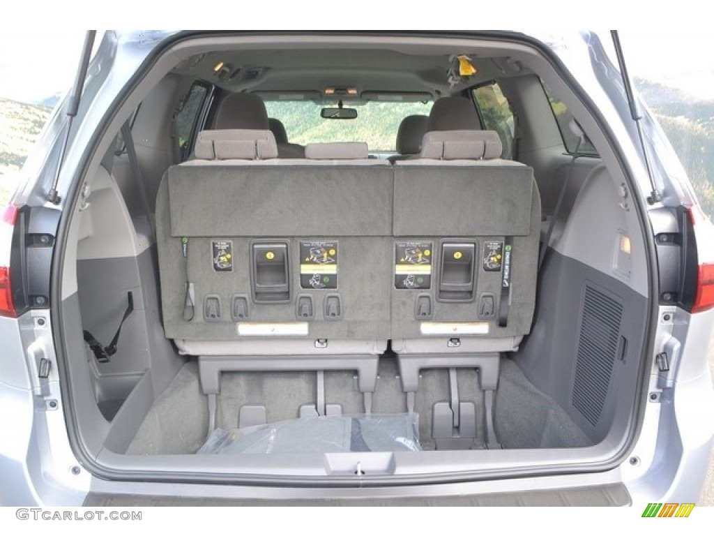 2017 Toyota Sienna LE Trunk Photo #116000901