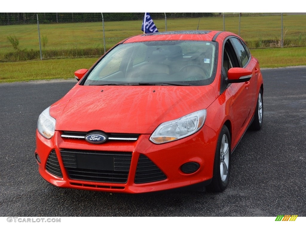 2014 Focus SE Hatchback - Race Red / Medium Light Stone photo #9