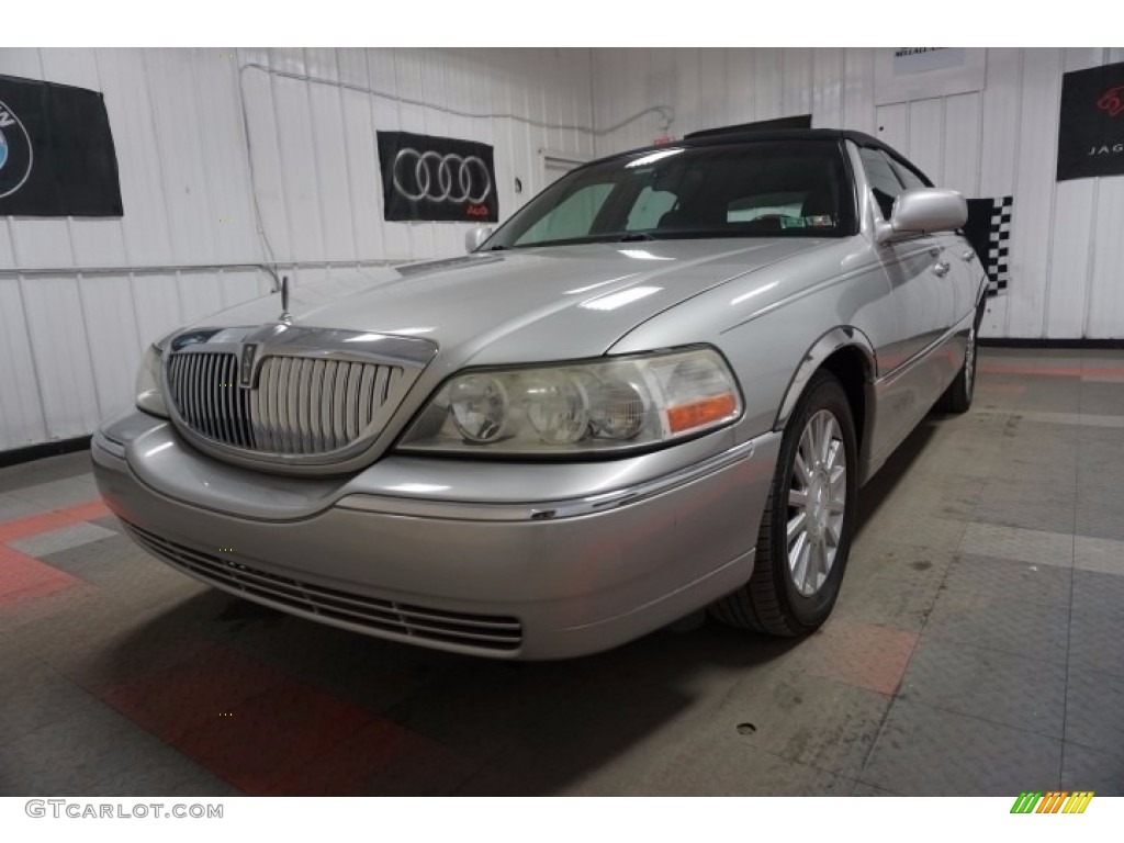 2003 Town Car Signature - Silver Birch Metallic / Dark Stone/Medium Light Stone photo #3