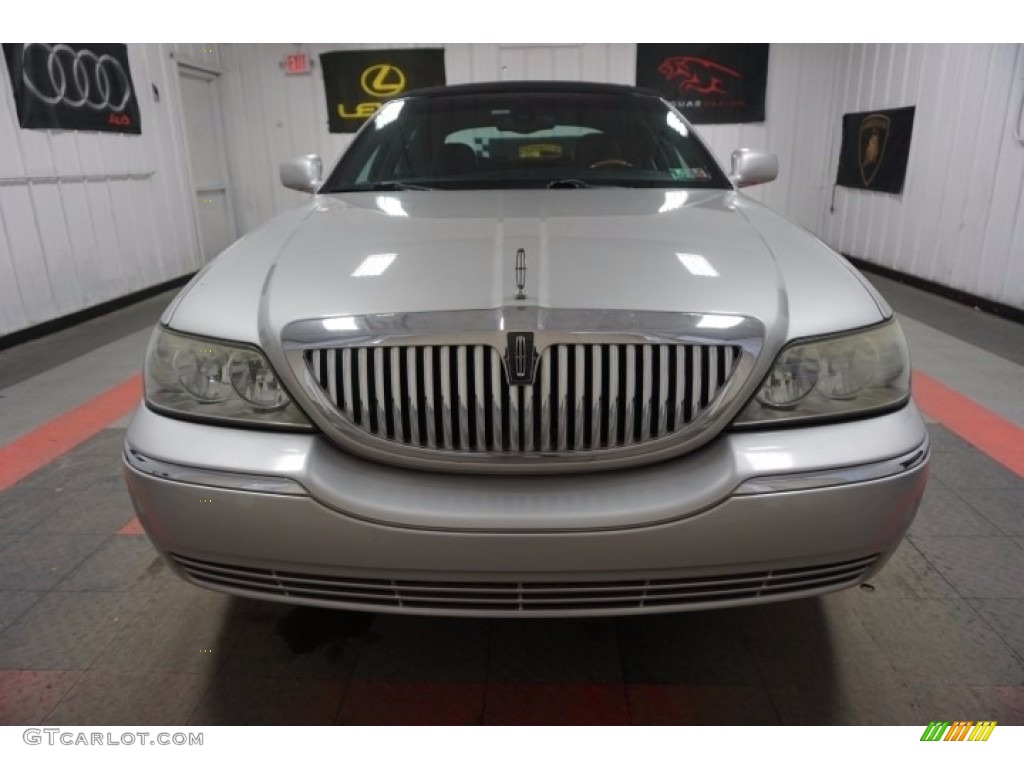 2003 Town Car Signature - Silver Birch Metallic / Dark Stone/Medium Light Stone photo #4