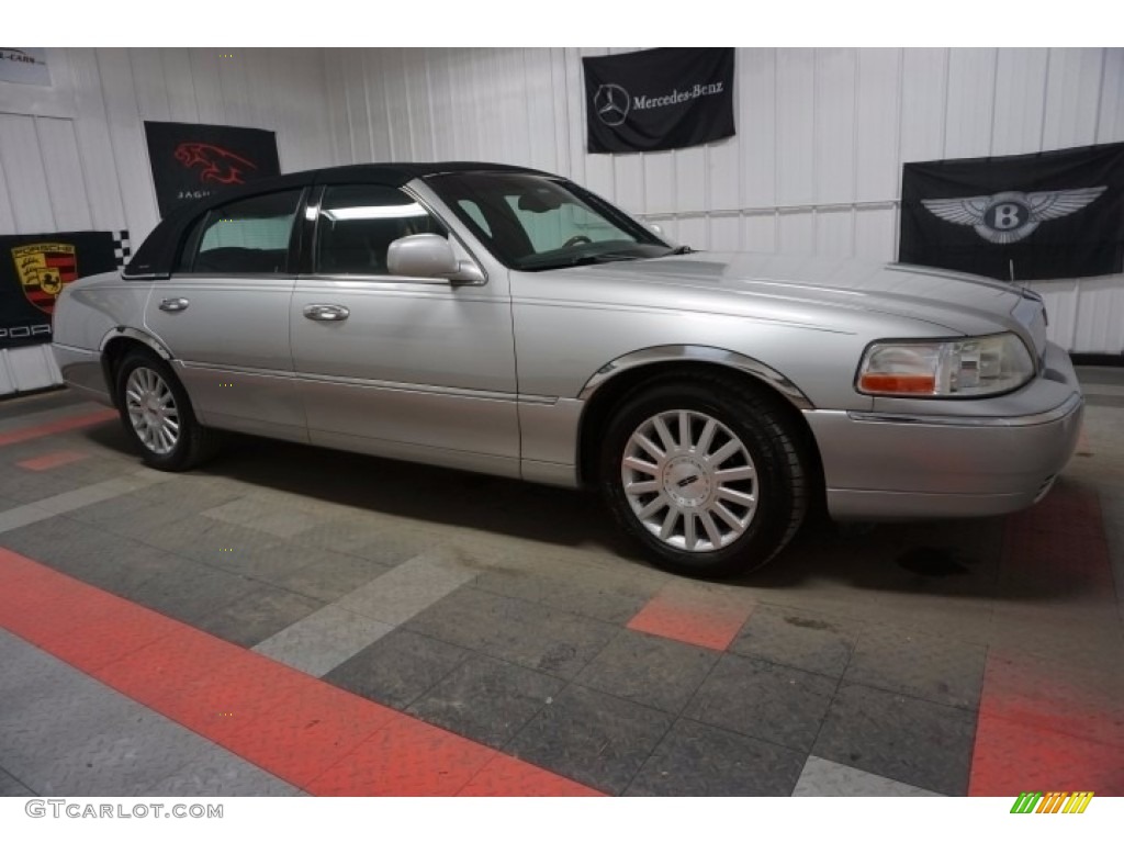 2003 Town Car Signature - Silver Birch Metallic / Dark Stone/Medium Light Stone photo #6