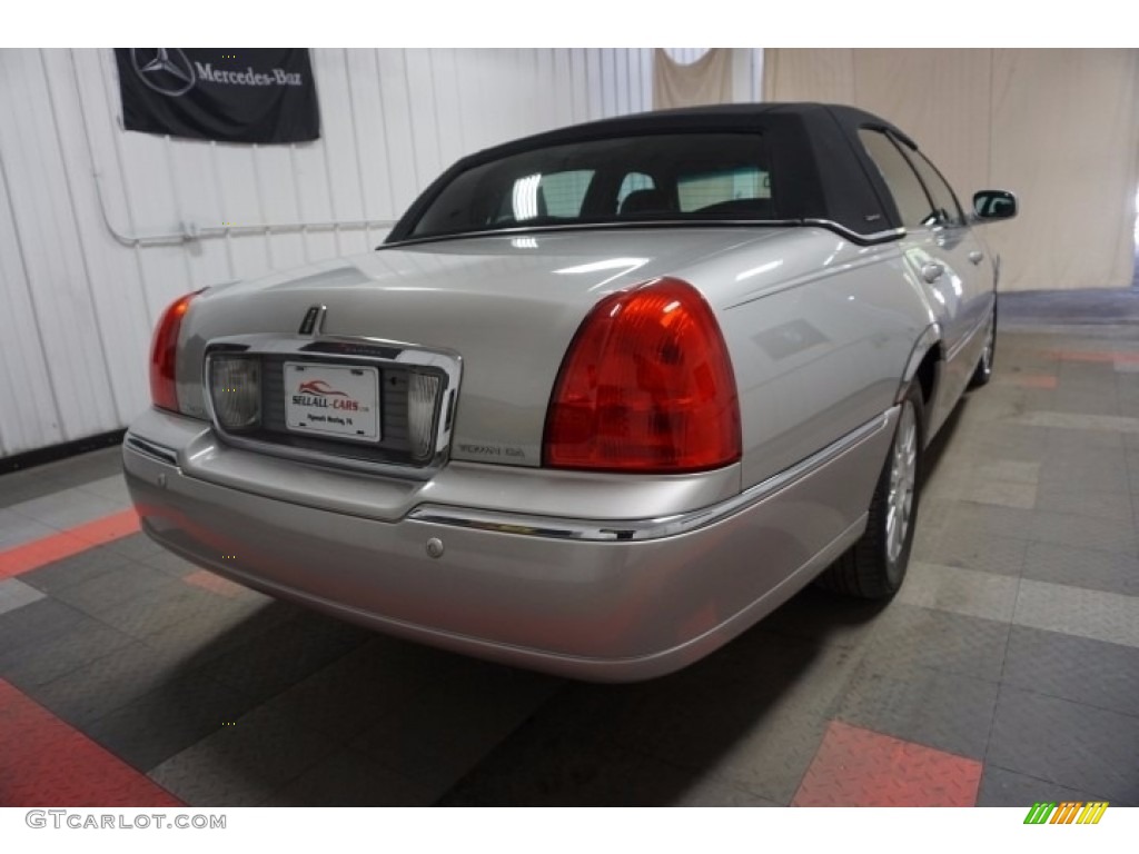 2003 Town Car Signature - Silver Birch Metallic / Dark Stone/Medium Light Stone photo #8
