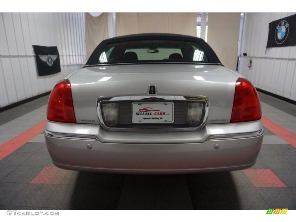 2003 Town Car Signature - Silver Birch Metallic / Dark Stone/Medium Light Stone photo #9