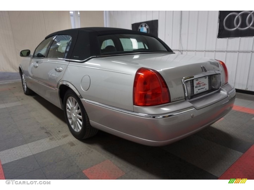 2003 Town Car Signature - Silver Birch Metallic / Dark Stone/Medium Light Stone photo #10