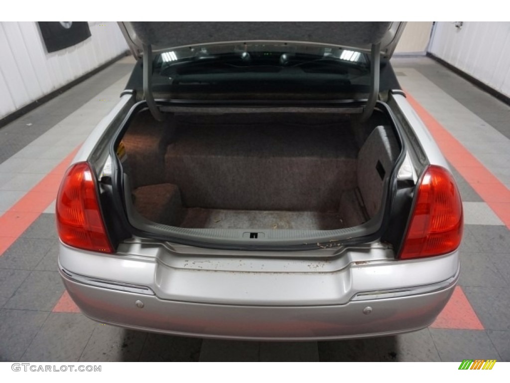 2003 Town Car Signature - Silver Birch Metallic / Dark Stone/Medium Light Stone photo #21
