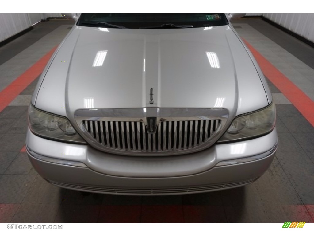 2003 Town Car Signature - Silver Birch Metallic / Dark Stone/Medium Light Stone photo #45