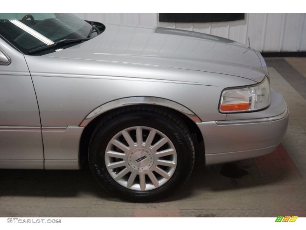 2003 Town Car Signature - Silver Birch Metallic / Dark Stone/Medium Light Stone photo #46