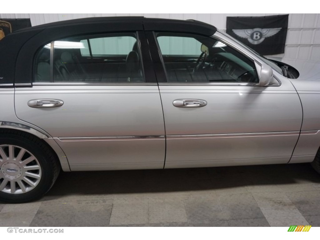 2003 Town Car Signature - Silver Birch Metallic / Dark Stone/Medium Light Stone photo #48