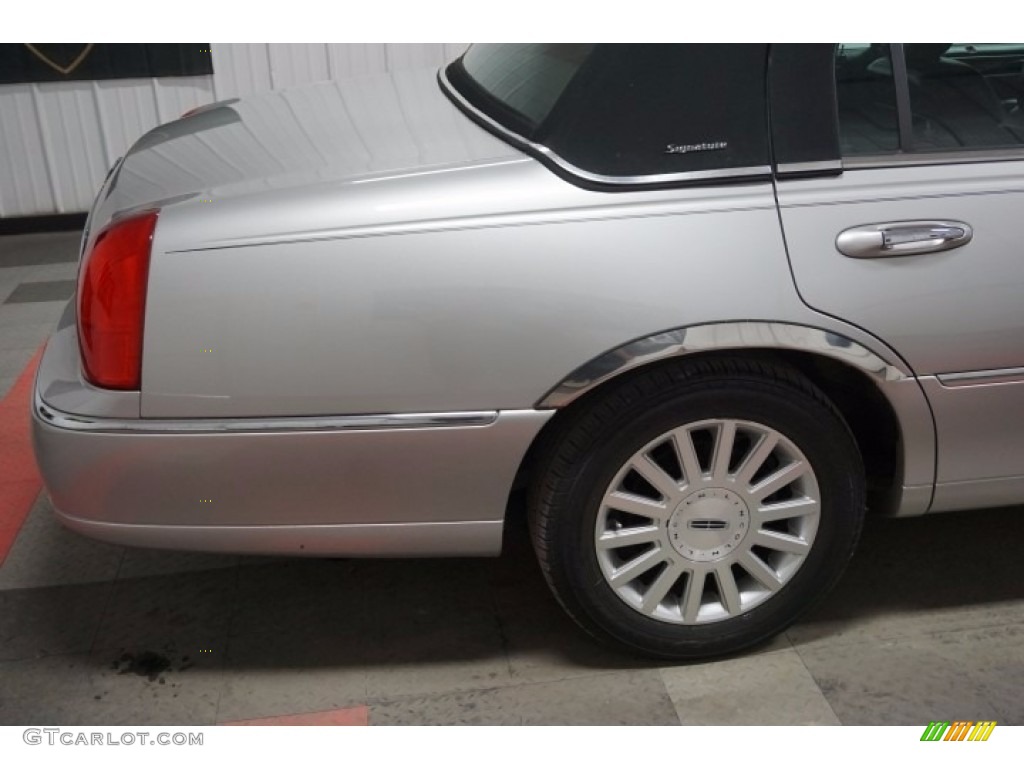 2003 Town Car Signature - Silver Birch Metallic / Dark Stone/Medium Light Stone photo #49