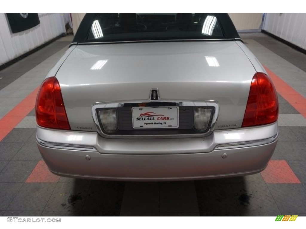 2003 Town Car Signature - Silver Birch Metallic / Dark Stone/Medium Light Stone photo #51