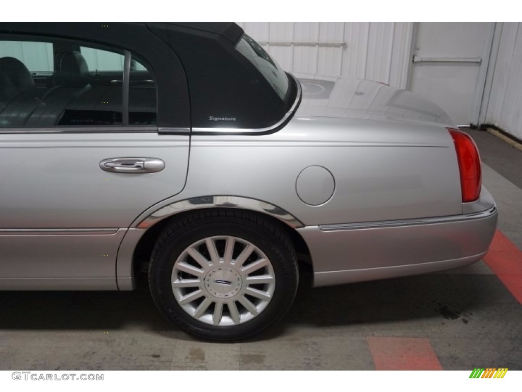 2003 Town Car Signature - Silver Birch Metallic / Dark Stone/Medium Light Stone photo #52
