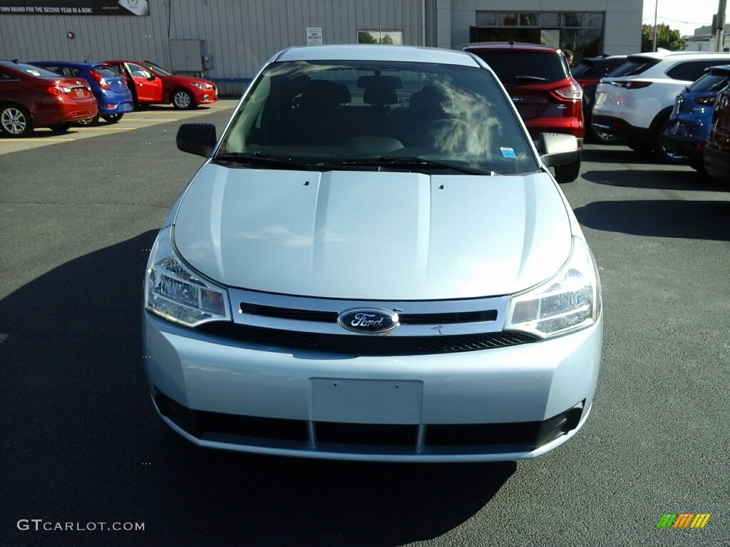 2009 Focus SE Sedan - Light Ice Blue Metallic / Medium Stone photo #2