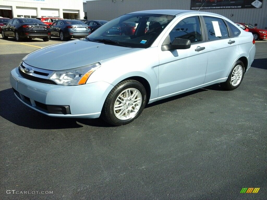 2009 Focus SE Sedan - Light Ice Blue Metallic / Medium Stone photo #3