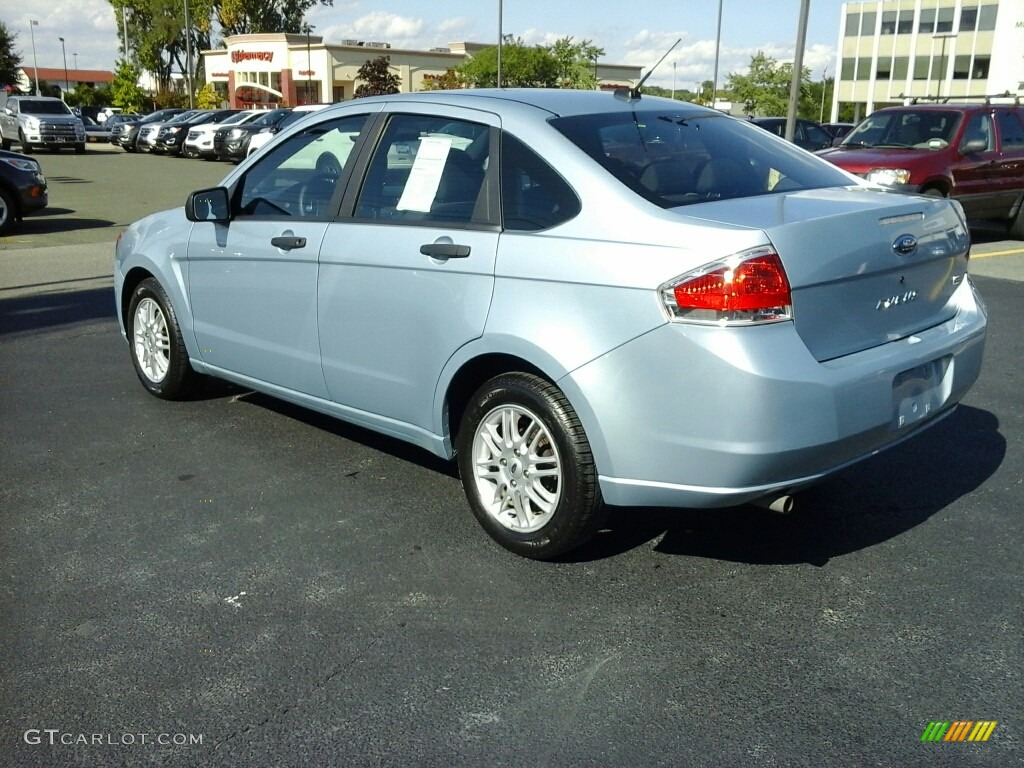 2009 Focus SE Sedan - Light Ice Blue Metallic / Medium Stone photo #4