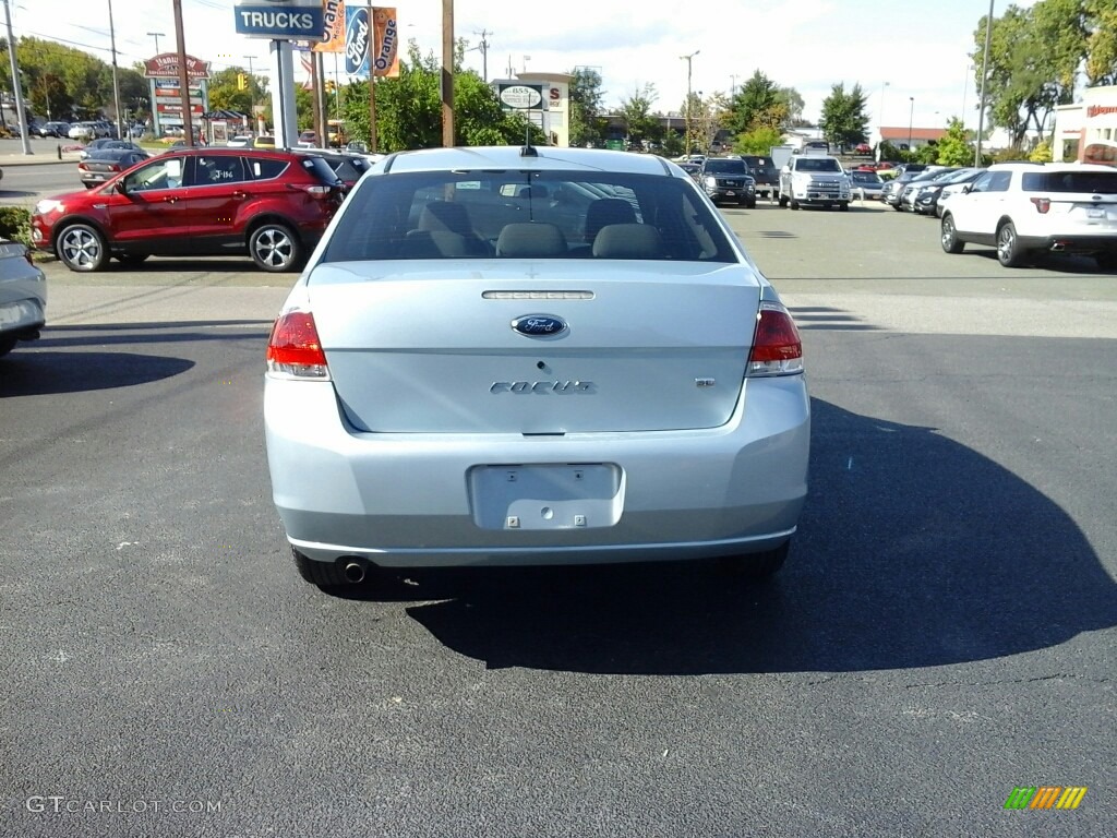 2009 Focus SE Sedan - Light Ice Blue Metallic / Medium Stone photo #5