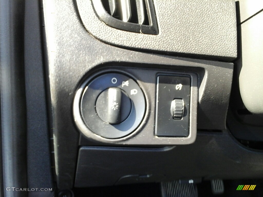 2009 Focus SE Sedan - Light Ice Blue Metallic / Medium Stone photo #12