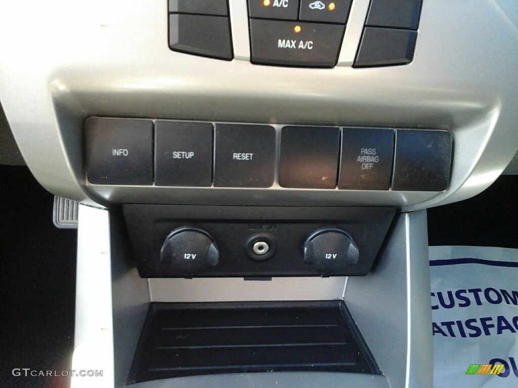 2009 Focus SE Sedan - Light Ice Blue Metallic / Medium Stone photo #17