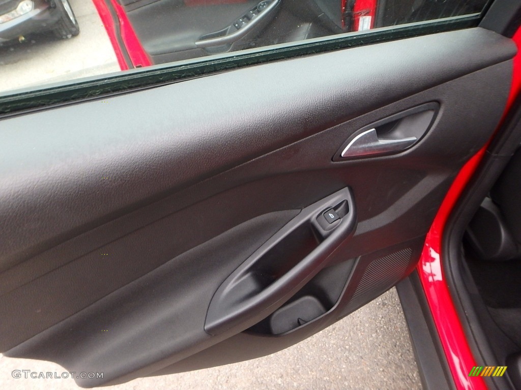 2015 Focus SE Hatchback - Race Red / Charcoal Black photo #18