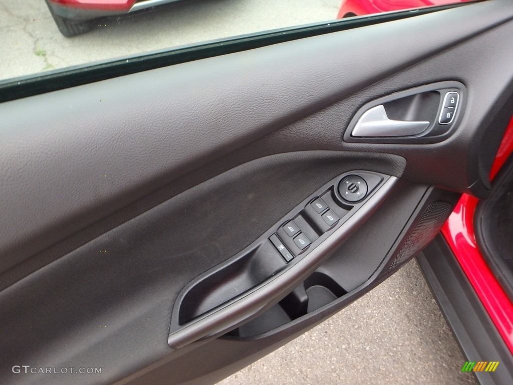 2015 Focus SE Hatchback - Race Red / Charcoal Black photo #19