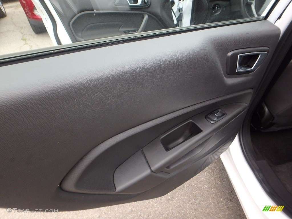 2015 Fiesta SE Sedan - Oxford White / Charcoal Black photo #18