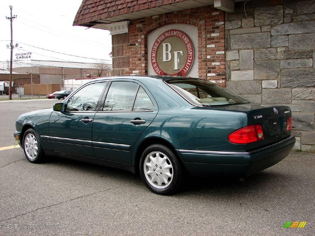 1998 E 300TD Sedan - Brilliant Emerald Green Metallic / Parchment photo #9