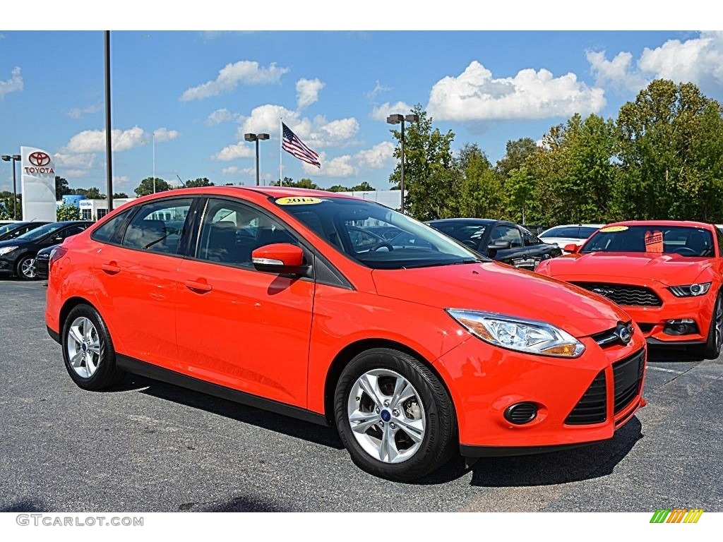 2014 Focus SE Sedan - Race Red / Charcoal Black photo #1