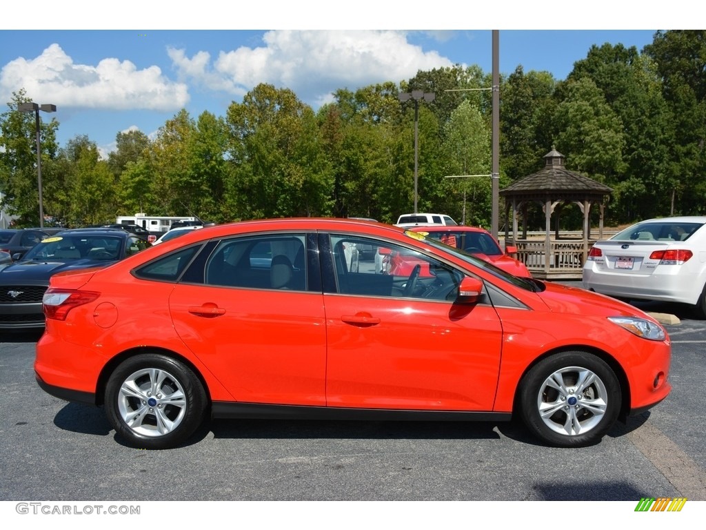 2014 Focus SE Sedan - Race Red / Charcoal Black photo #2