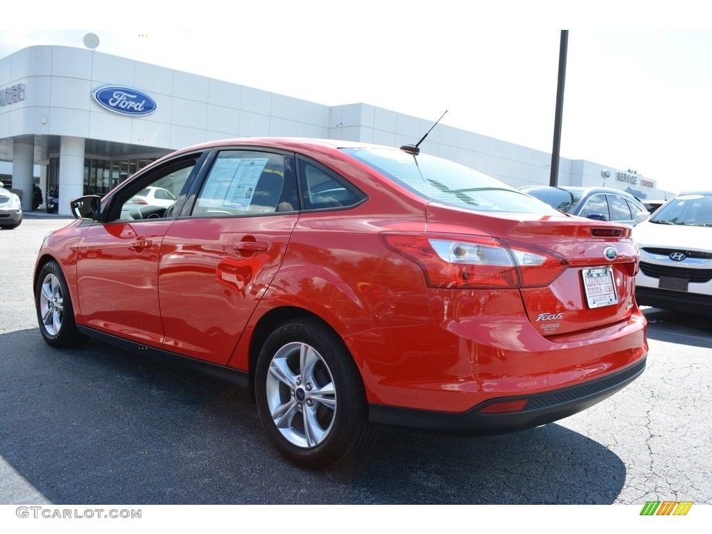 2014 Focus SE Sedan - Race Red / Charcoal Black photo #5