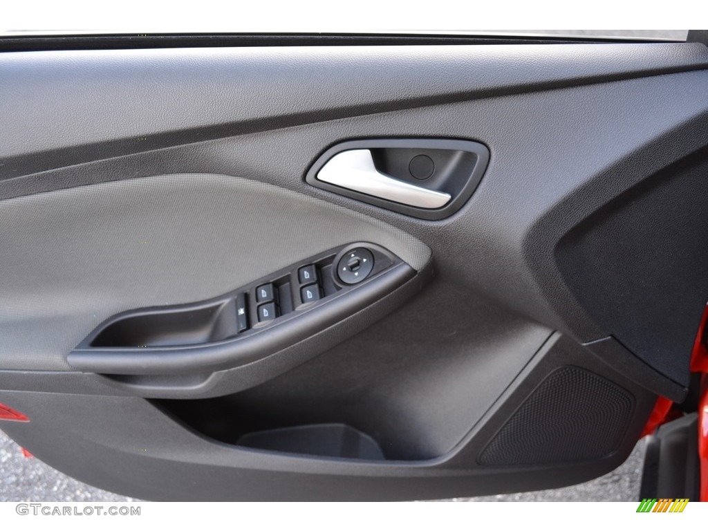 2014 Focus SE Sedan - Race Red / Charcoal Black photo #8