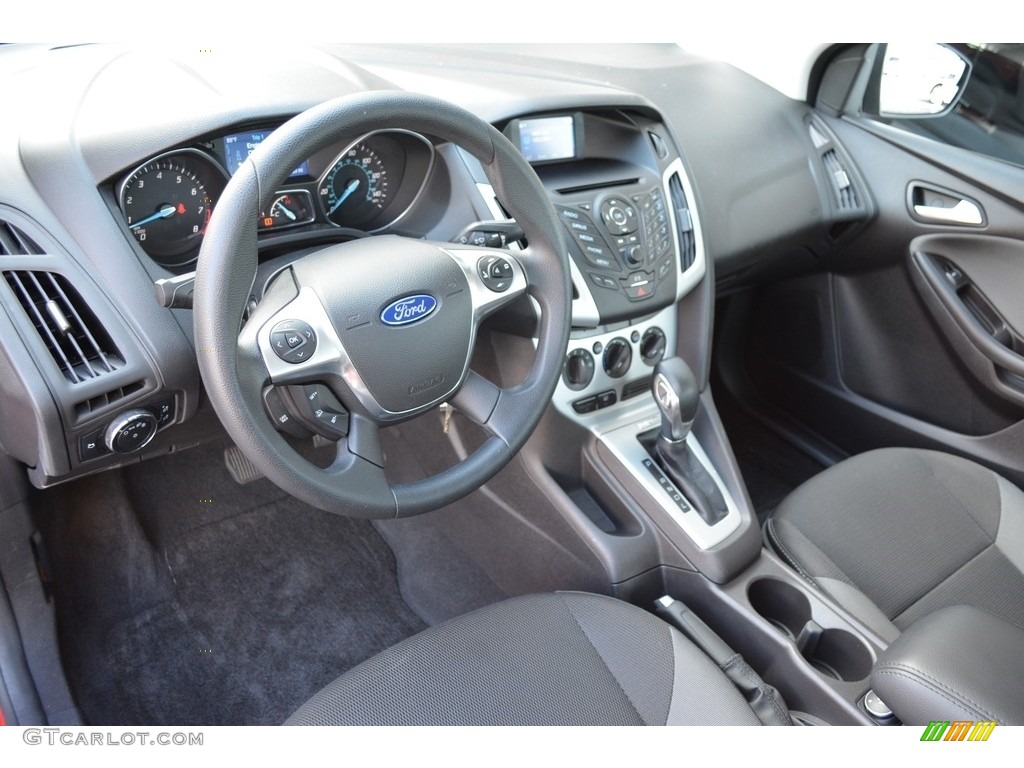 2014 Focus SE Sedan - Race Red / Charcoal Black photo #10