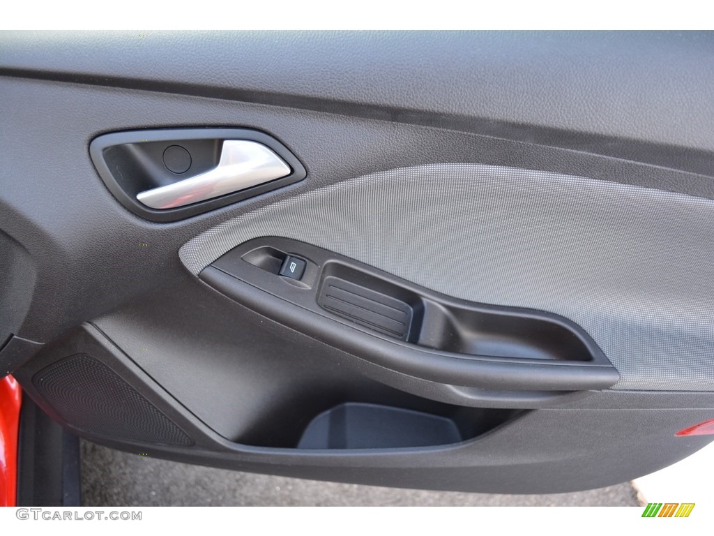 2014 Focus SE Sedan - Race Red / Charcoal Black photo #14