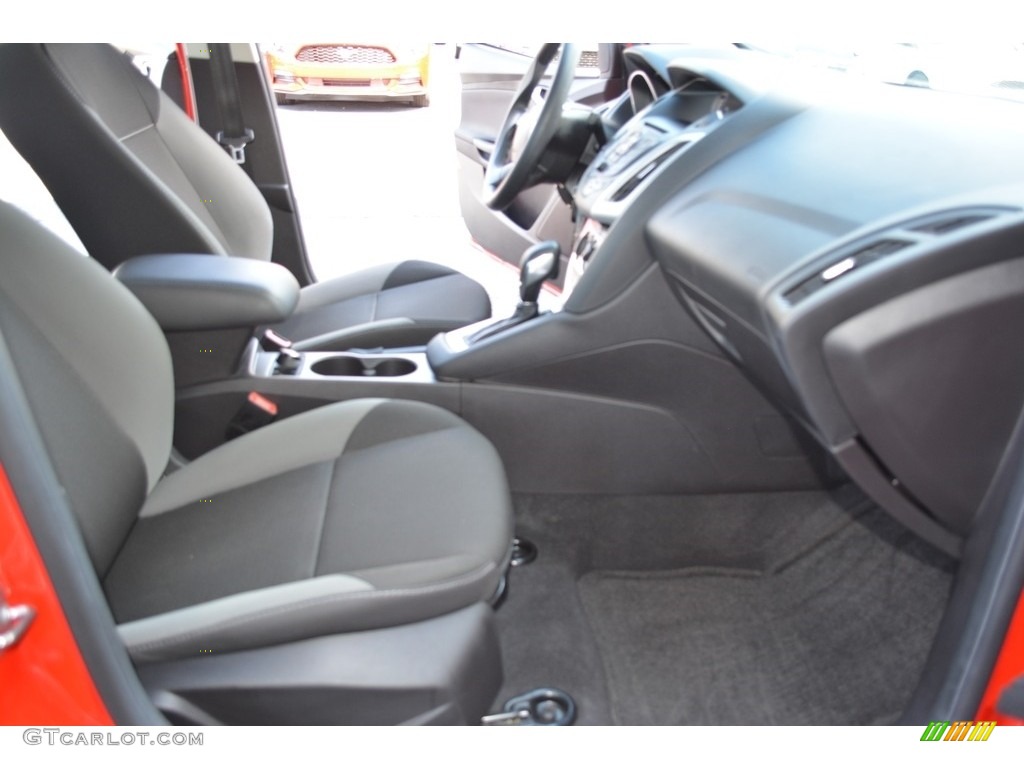 2014 Focus SE Sedan - Race Red / Charcoal Black photo #15