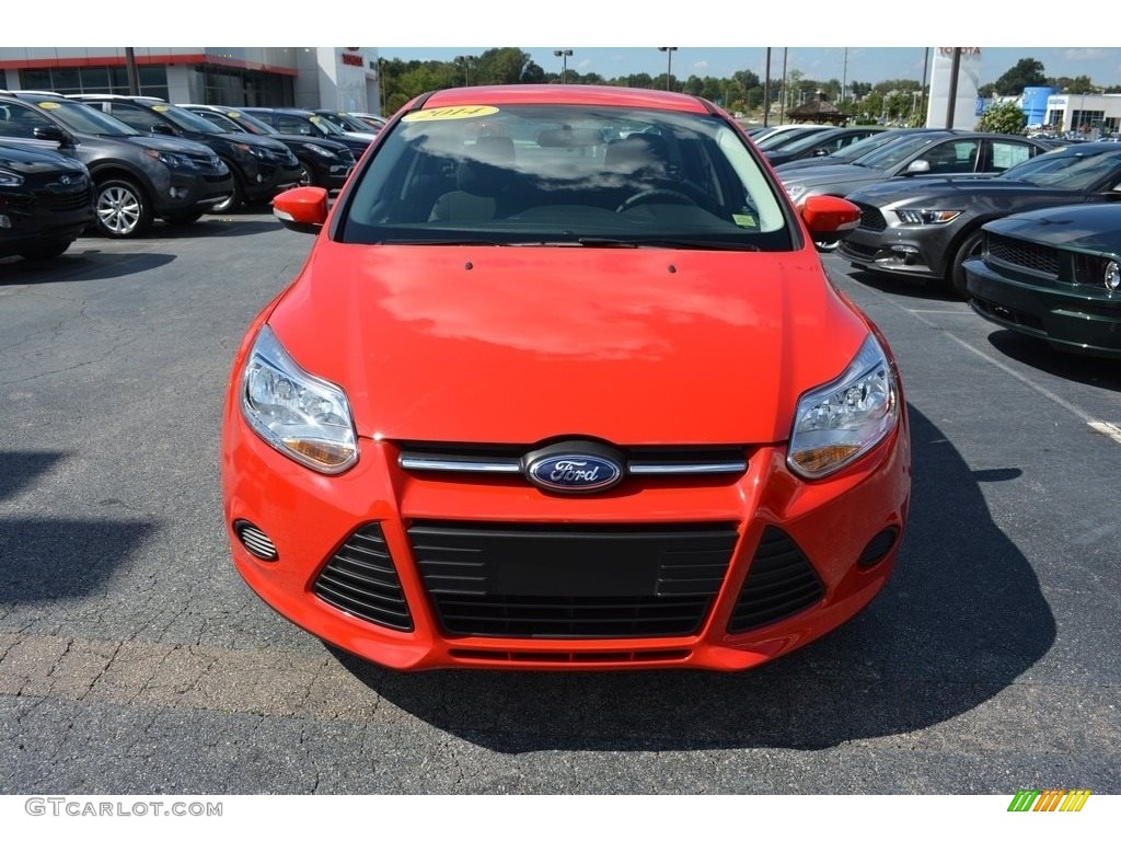 2014 Focus SE Sedan - Race Red / Charcoal Black photo #23
