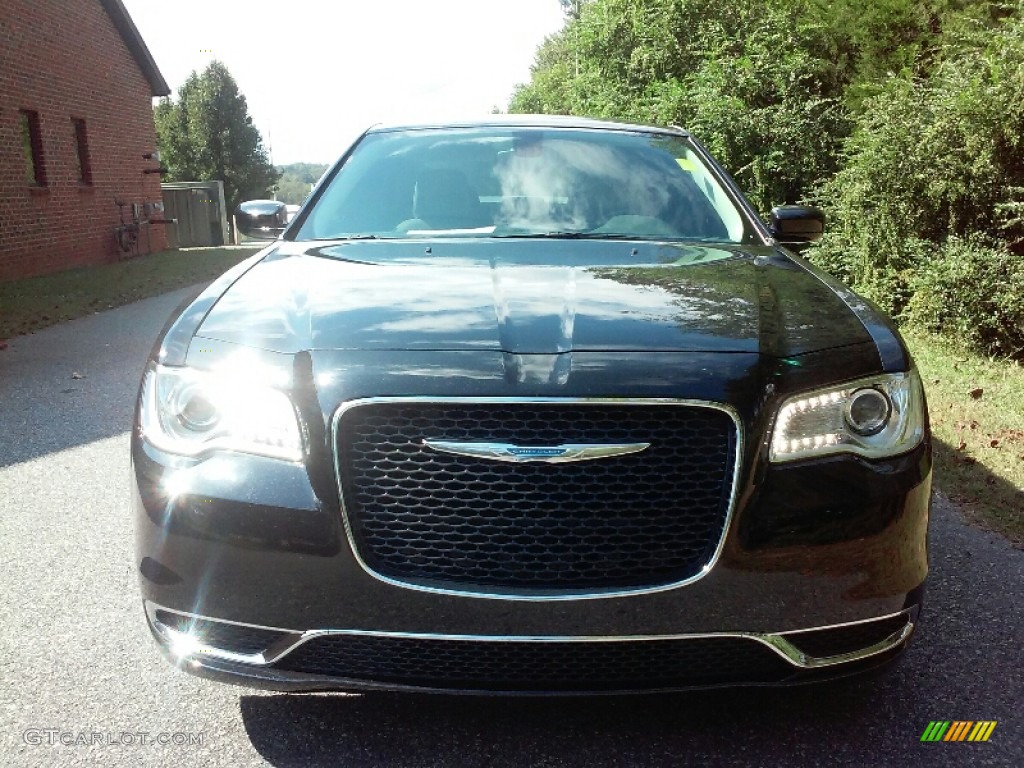 2015 300 Limited - Phantom Black Tri-Coat Pearl / Black/Linen photo #3