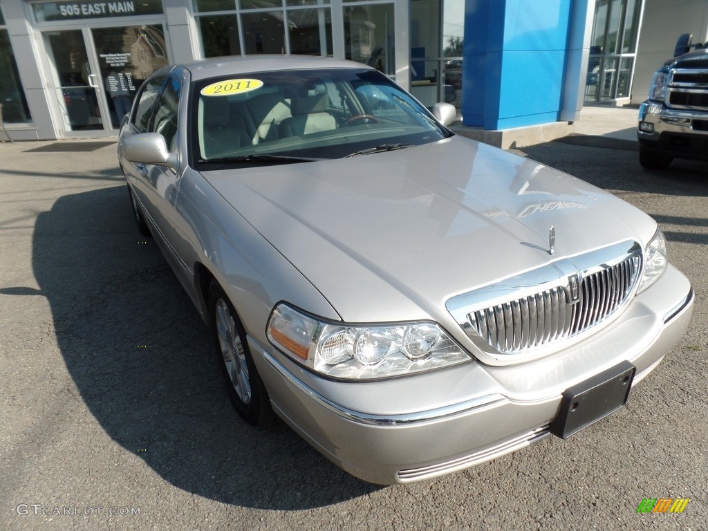 Silver Birch Metallic Lincoln Town Car