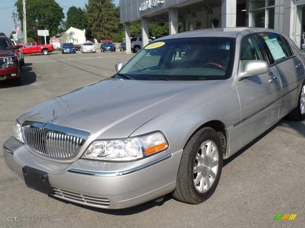 2011 Town Car Signature Limited - Silver Birch Metallic / Black photo #2