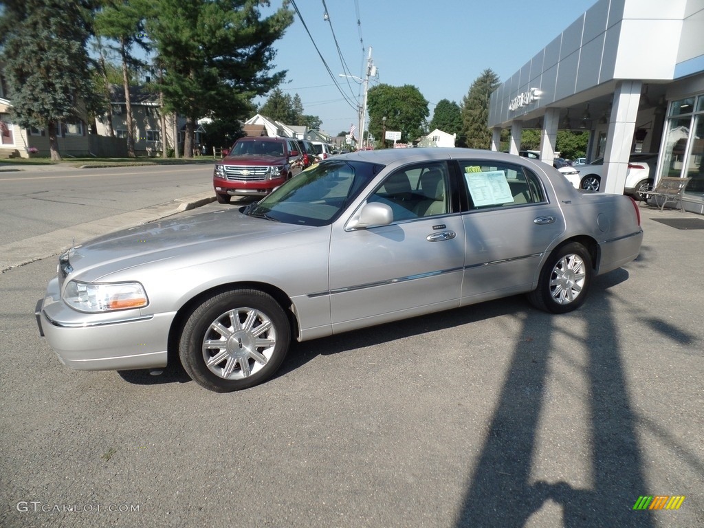 2011 Town Car Signature Limited - Silver Birch Metallic / Black photo #3