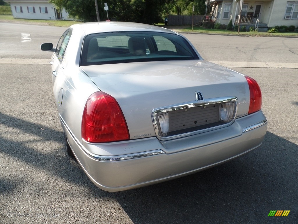 2011 Town Car Signature Limited - Silver Birch Metallic / Black photo #6