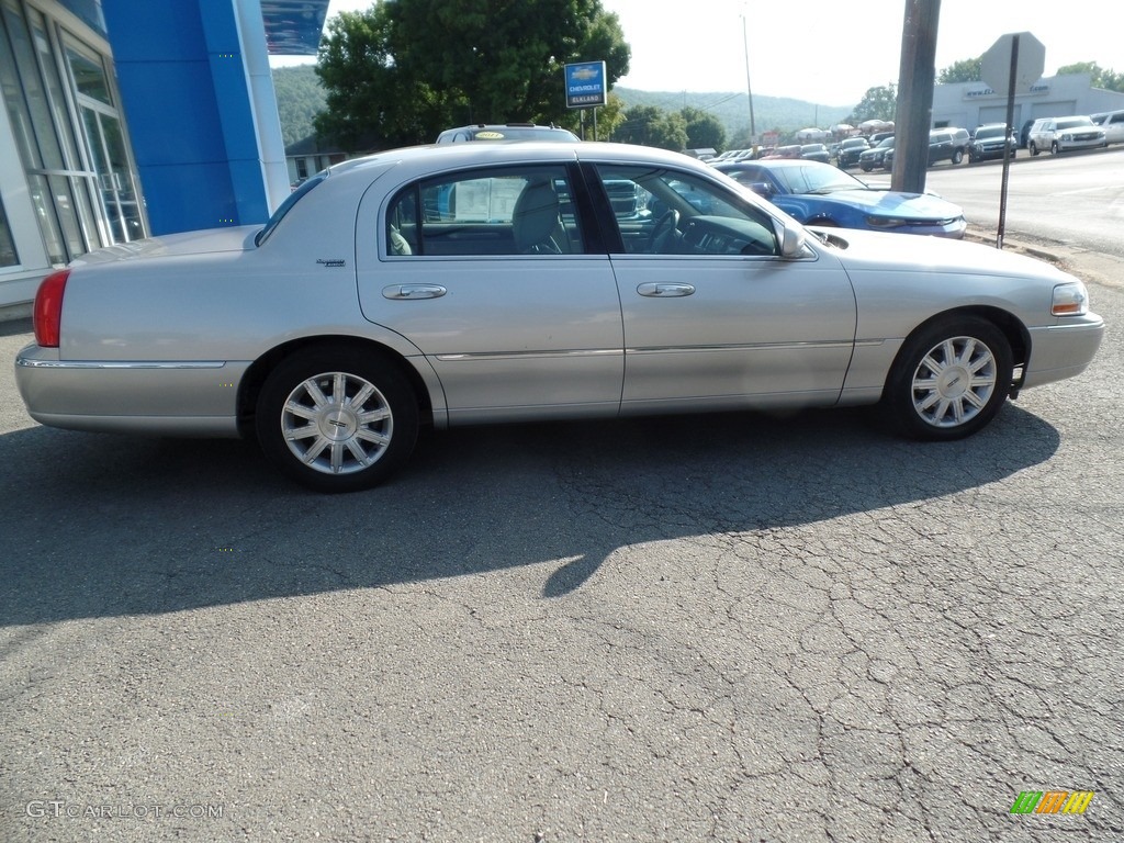 2011 Town Car Signature Limited - Silver Birch Metallic / Black photo #9