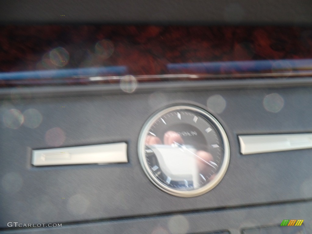 2011 Town Car Signature Limited - Silver Birch Metallic / Black photo #24