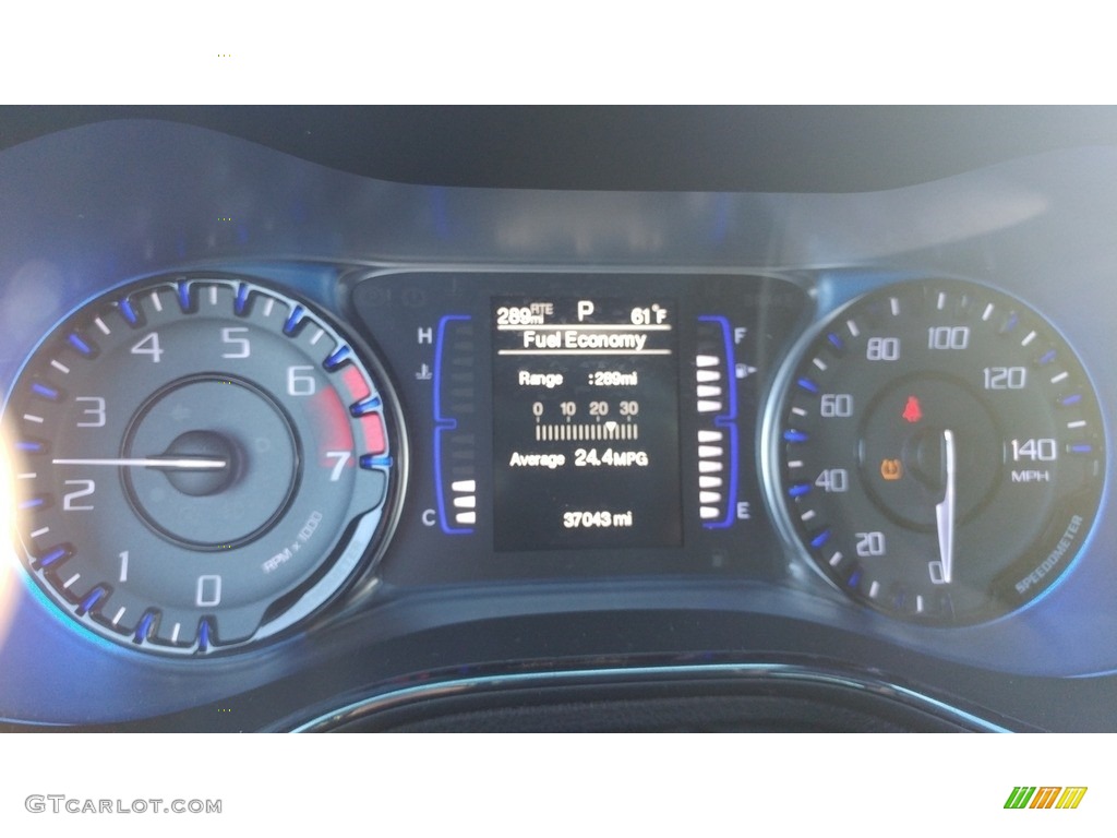 2015 200 S - Velvet Red Pearl / Black photo #36