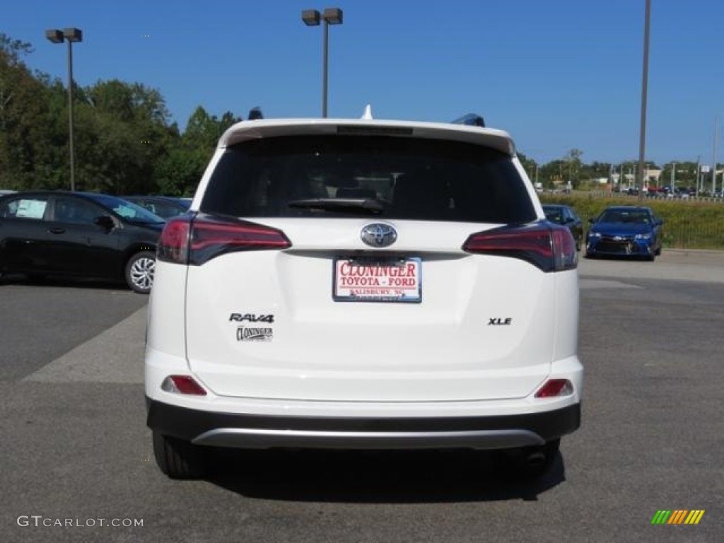 2017 RAV4 XLE - Super White / Black photo #24