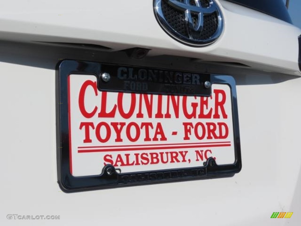 2017 RAV4 XLE - Super White / Black photo #26