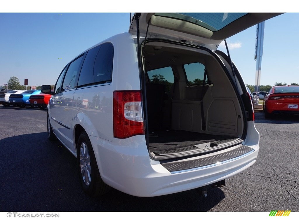 2016 Town & Country Touring - Bright White / Black/Light Graystone photo #15