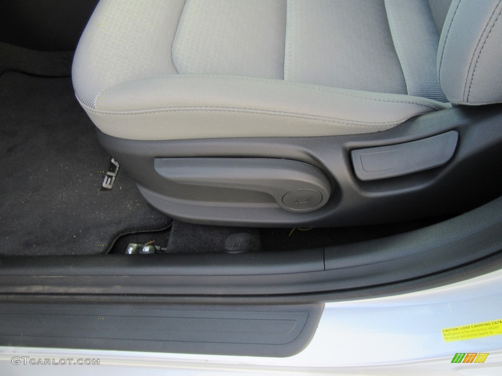 2017 Elantra SE - Silver / Gray photo #22