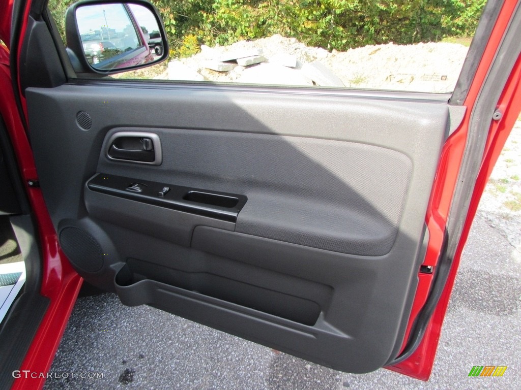2005 Colorado LS Crew Cab 4x4 - Victory Red / Very Dark Pewter photo #17