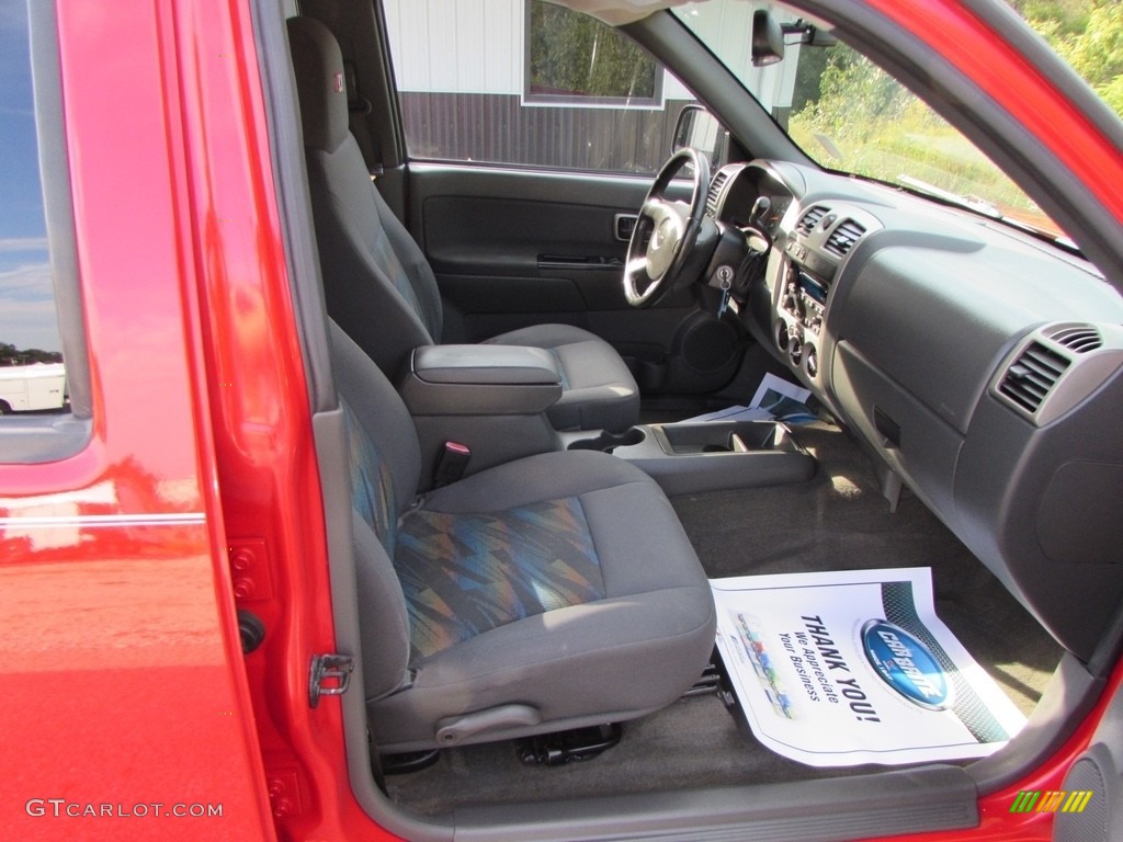 2005 Colorado LS Crew Cab 4x4 - Victory Red / Very Dark Pewter photo #18