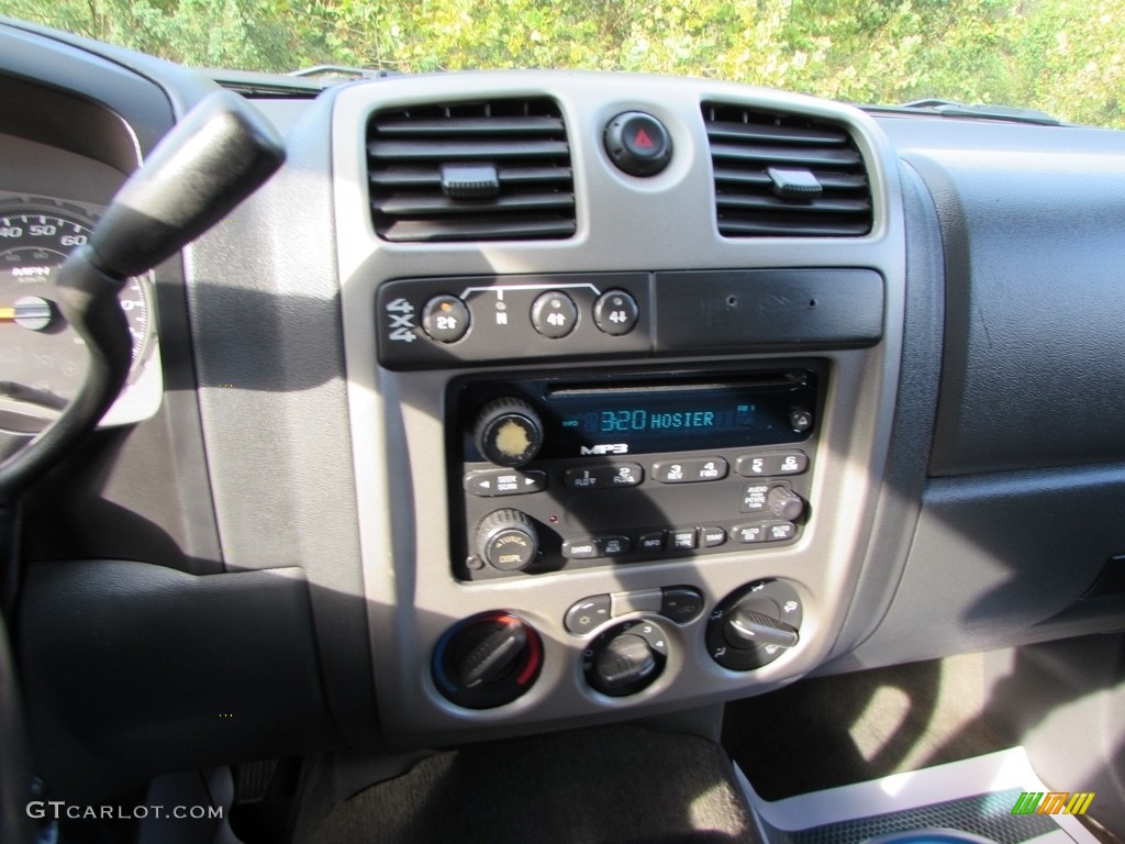 2005 Colorado LS Crew Cab 4x4 - Victory Red / Very Dark Pewter photo #27