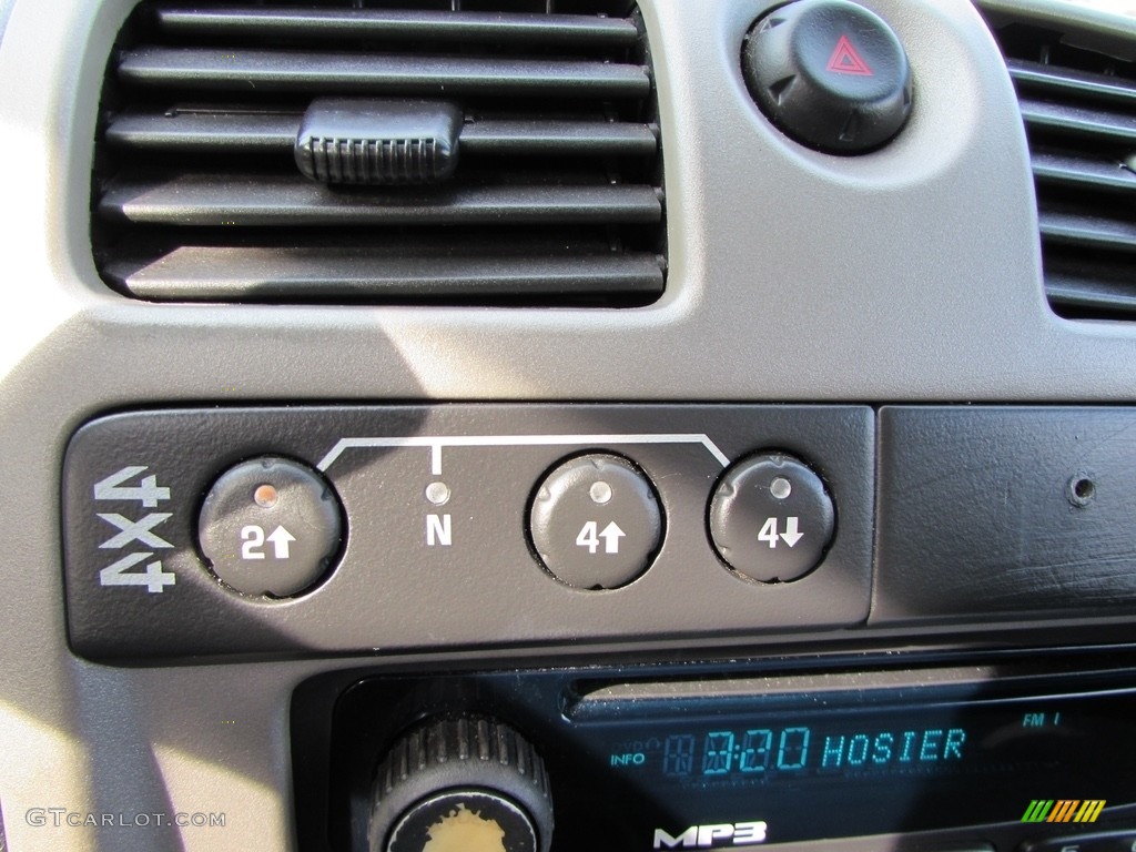 2005 Colorado LS Crew Cab 4x4 - Victory Red / Very Dark Pewter photo #28