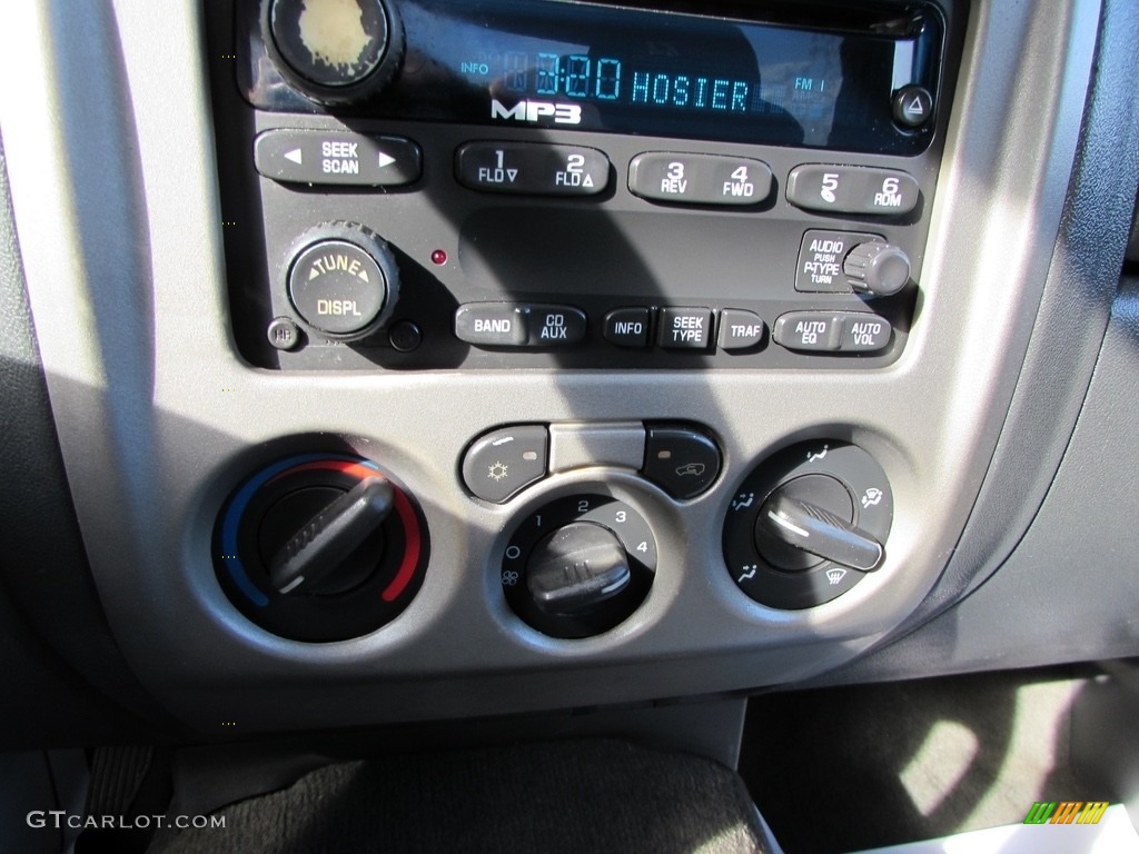 2005 Colorado LS Crew Cab 4x4 - Victory Red / Very Dark Pewter photo #29